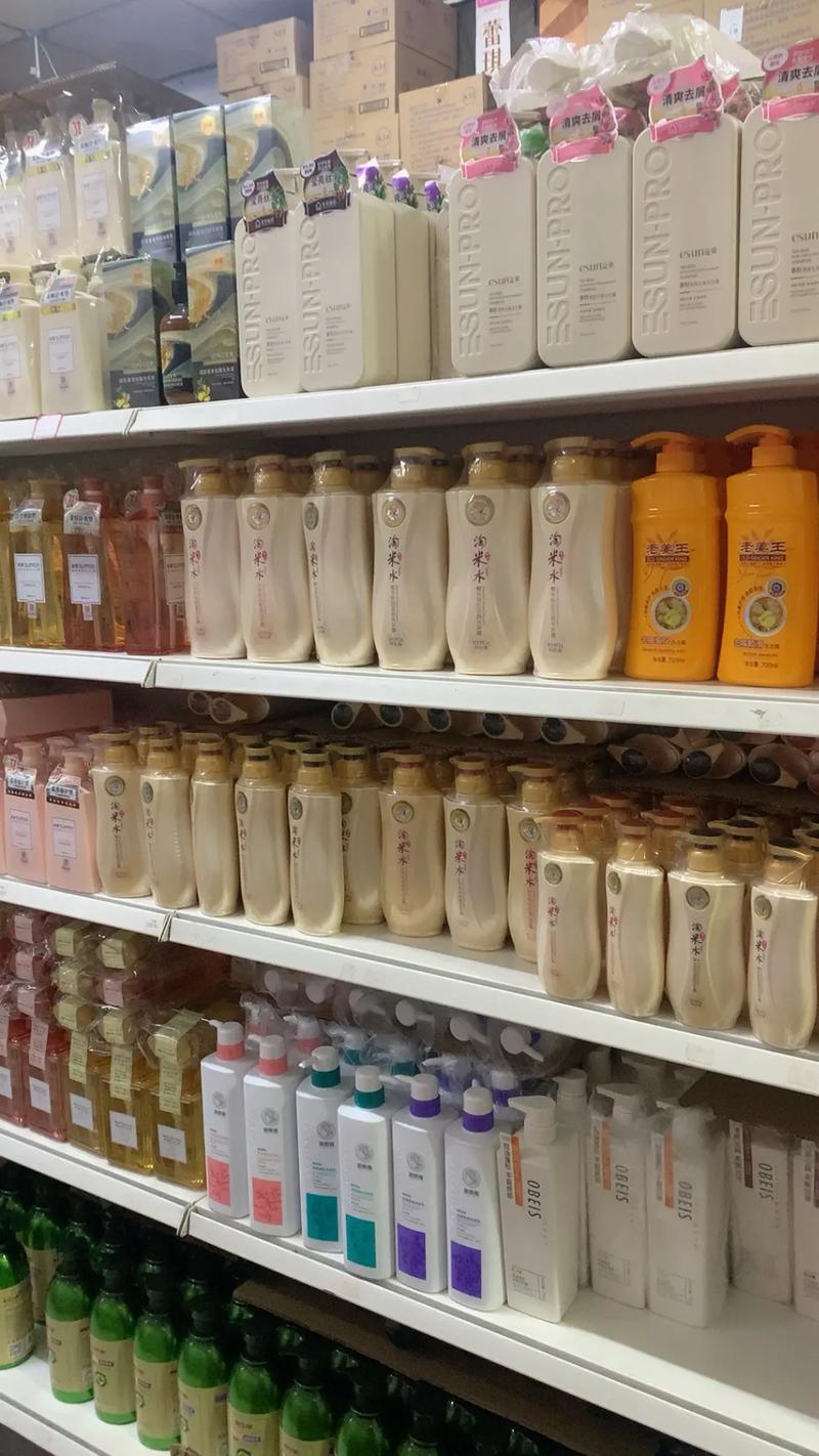 曉航化妝品批發(fā) 誠(chéng)信經(jīng)營(yíng)，質(zhì)量第一，歡迎新老客戶光臨